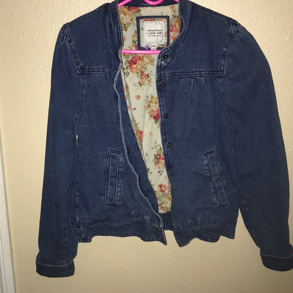 Vintage jean jacket w/ designs inside